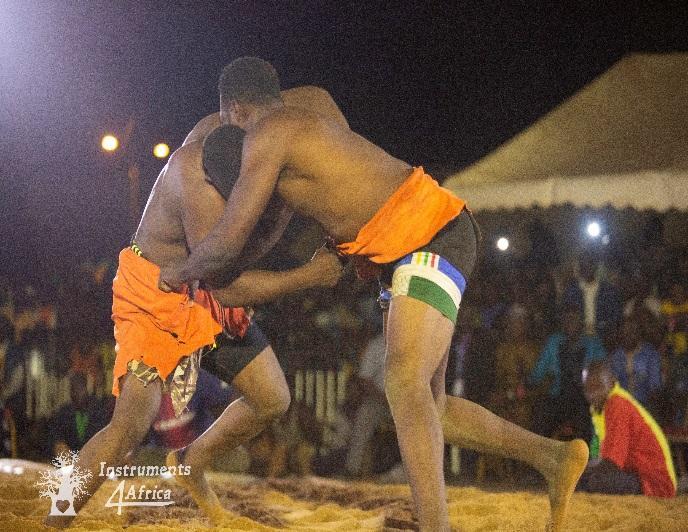 Deux lutteurs en compétition dans l’arène du festival