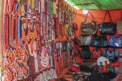 Stand de colliers, de perles et de sacs en cuir a la foire artisanale
