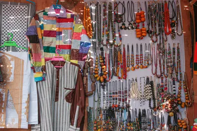 Bijoux d'ambre et vetements traditionnels suspendus a un stand