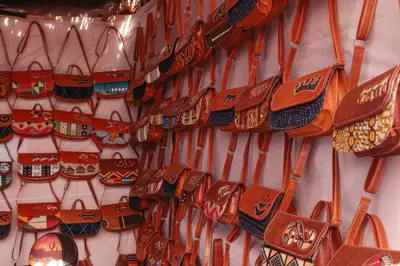 Maroquinerie malienne : sacs et ceintures de cuir sur un presentoir