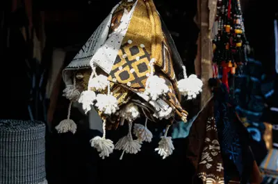 Coiffes traditionnelles brodees, ornees de pompons