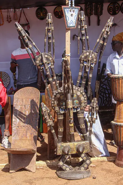 Masques et sculptures dogon presentes sur un stand