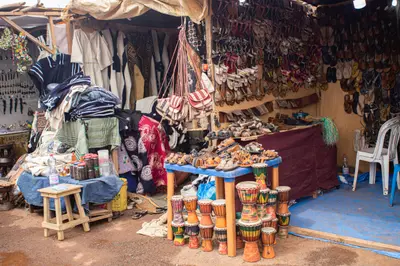 Djembes et tambours alignes devant un stand d instruments